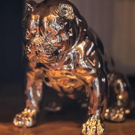 Houseboat-amsterdam-classic