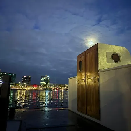 Houseboat-amsterdam-classic