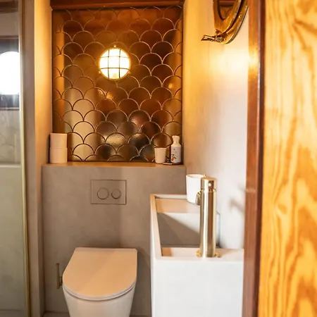 Houseboat-amsterdam-classic *