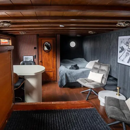 Houseboat-amsterdam-classic * Amsterdam