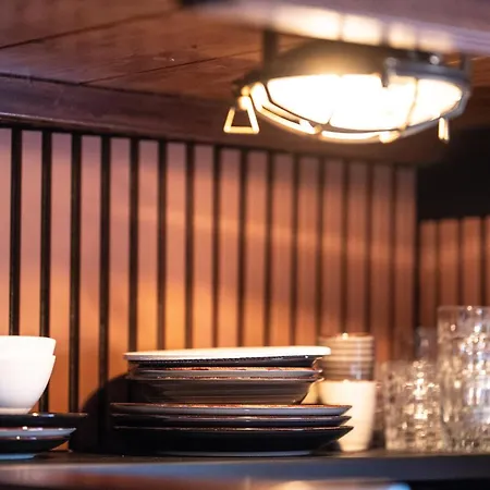 Houseboat-amsterdam-classic * Amsterdam